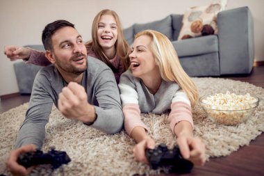 Aile, üç yerde yatarken ve video oyunları oynarken zevk.