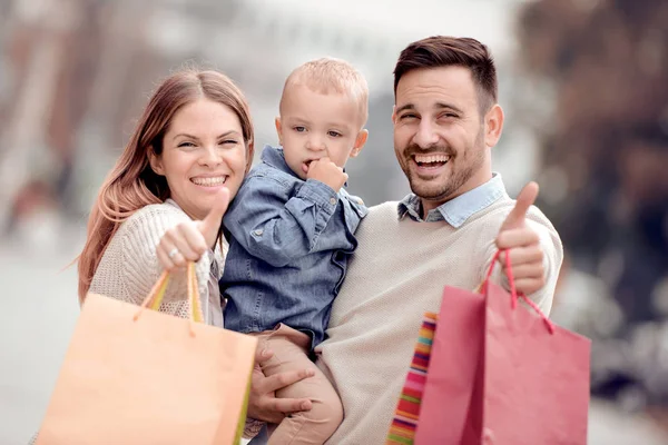 Porträtt Glada Mor Far Och Son Med Shoppingkassar Visar Tummen — Stockfoto