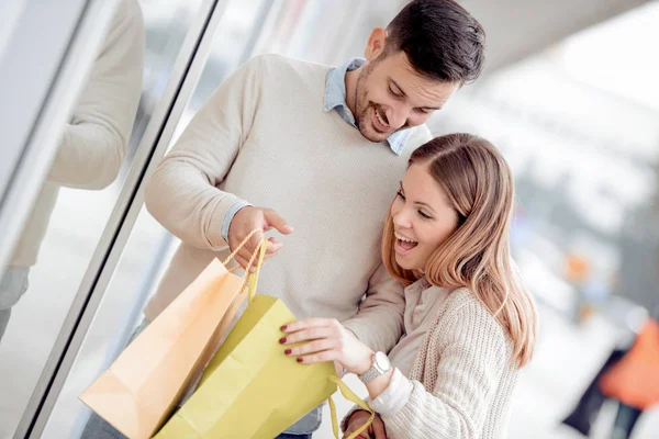 Elegante Pareja Joven Haciendo Compras Calle Sosteniendo Bolsas Compras —  Fotos de Stock