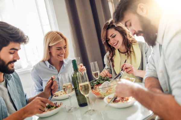 Vrienden Thuis Lunch Samen Genieten Mensen Plezier Geluk Eten Drinken — Stockfoto