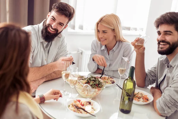 Amici Che Pranzano Casa Che Divertono Insieme Persone Divertimento Felicità — Foto Stock