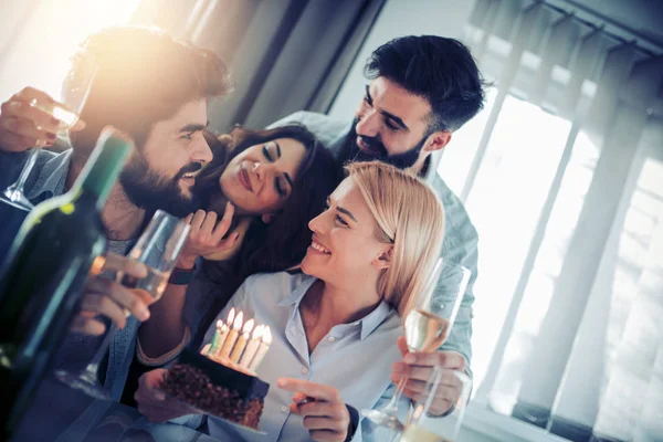 Amigos Celebrando Cumpleaños Casa Comiendo Pastel Cumpleaños — Foto de Stock