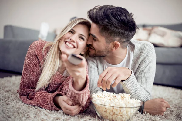 テレビを見て 自宅でポップコーンを食べて幸せなカップル — ストック写真