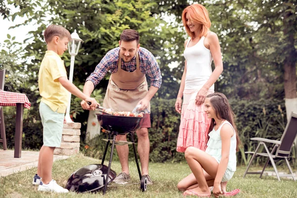 Dad Teaches Kids Make Barbecue Backyard — Stock Photo, Image