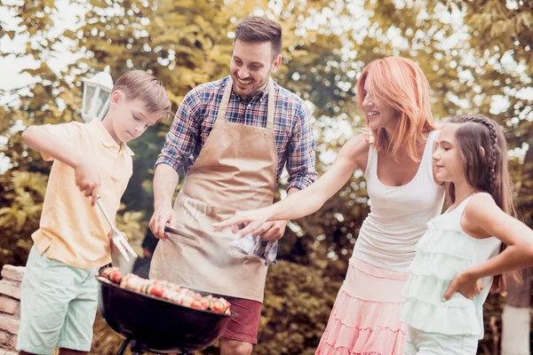 Papá Enseña Los Niños Hacer Barbacoa Patio Trasero —  Fotos de Stock