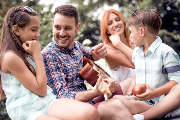 Familia Feliz Divirtiéndose Parque Tocando Guitarra — Foto de Stock