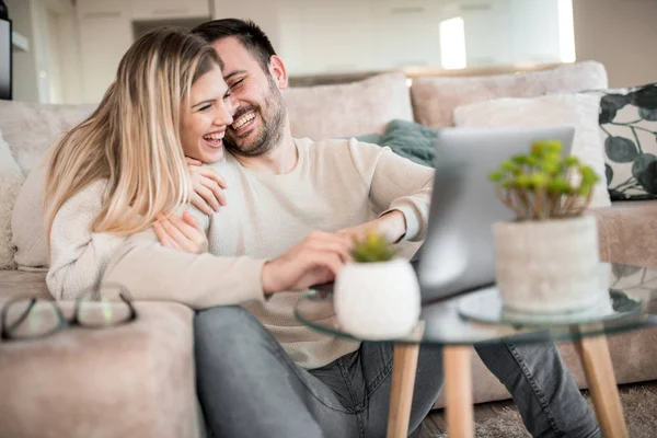 Mutlu Çift Onların Oturma Odasında Dizüstü Bilgisayar Kullanarak — Stok fotoğraf