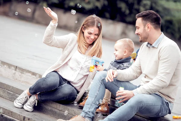 Feliz Familia Joven Ciudad Concepto Familiar Feliz Día — Foto de Stock