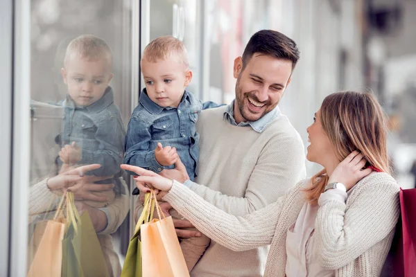 Venta Consumismo Concepto Familiar Familia Joven Feliz Con Bolsas Compras — Foto de Stock