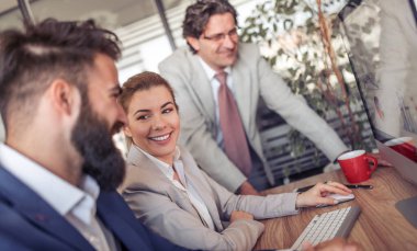 Grup Toplantısı iş adamları. Birlikte çalışan üç profesyoneller.