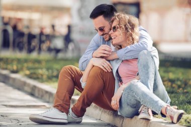 Mutlu genç çift dışarıda eğleniyor ve gülümsüyor..