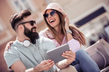 Açık havada eğleniyor, tablet birlikte kullanma çift.