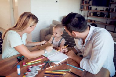 Annem ve babam onların oğlu ile çizim. Onlar kendi oturma odasında eğleniyor musun.