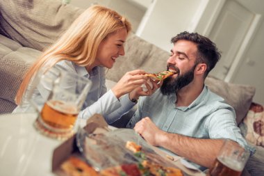 Evde yemek, pizza yemek çift. İnsanlar, aşk, yemek ve yaşam tarzı kavramı.
