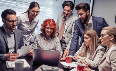 Grup iş adamları. Belgeler ve fikirler toplantısında tartışırken iş ortakları.