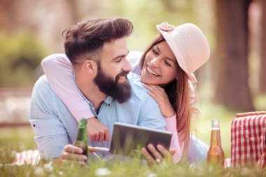 Mutlu çifti eğleniyor ve güzel bir gün güneşli parkta tadını seviyorum. İnsanlar, aşk, eğlenceli ve mutluluk kavramı.