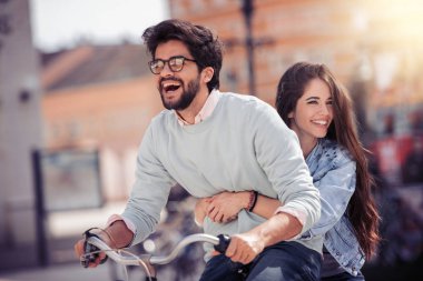 Çift onların boş zamanlarında Bisiklete binmek ve bir güneşli yaz gününde eğleniyor.