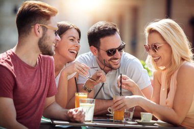 Arkadaşlar kafede harika bir zamandı. Gülümseyen ve bir kafede oturup, kahve içme ve birlikte zevk arkadaş.