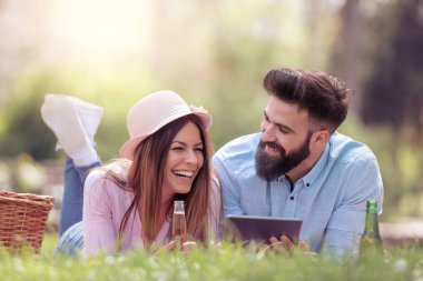 Mutlu çifti eğleniyor ve güzel bir gün güneşli parkta tadını seviyorum. İnsanlar, aşk, eğlenceli ve mutluluk kavramı.