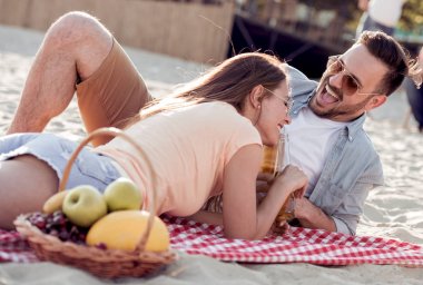 Birlikte sahip romantik genç çift sahilde,