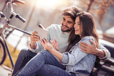 Açık havada eğleniyor, tablet birlikte kullanma çift.