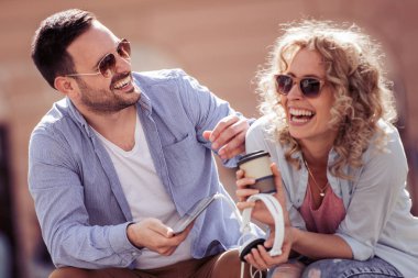 Mutlu genç çift gülen ve having fun.