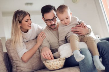 Mutlu aile film izlerken evde.