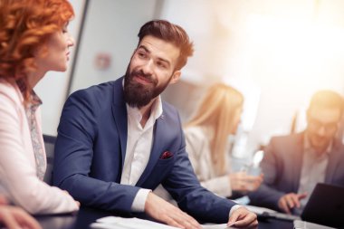 Bir takım olarak ofiste çalışan iş insanlar. İnsanlar, iş, ekip çalışması ve office kavramı.