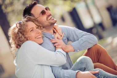 Mutlu genç çift dışarıda eğleniyor ve gülümsüyor..