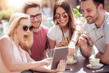 Arkadaşlar kafede harika bir zamandı. Gülümseyen ve bir kafede oturup, kahve içme ve birlikte zevk arkadaş.