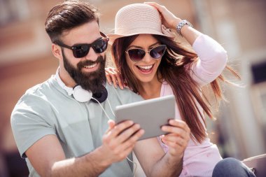 Açık havada eğleniyor, tablet birlikte kullanma çift.