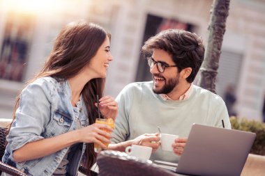 Güzel bir çift kahve içiyor, birlikte eğleniyorlar..