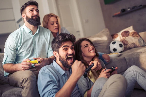 Amigos Jogando Videogames Casa Divertindo Casa — Fotografia de Stock