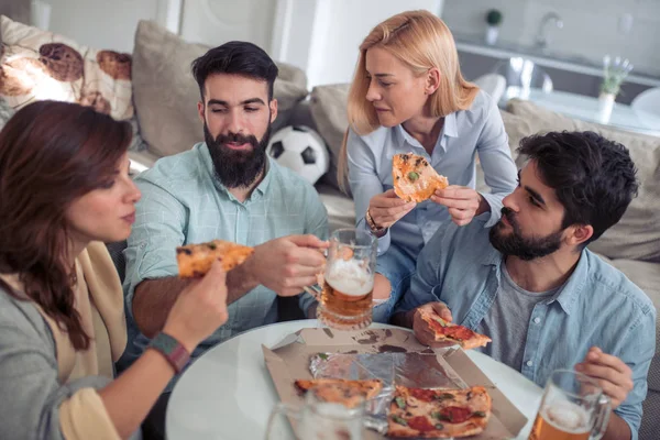 Χαρούμενα Ομάδα Φίλων Έχοντας Διασκέδαση Στο Σπίτι Τρώγοντας Πίτσα — Φωτογραφία Αρχείου