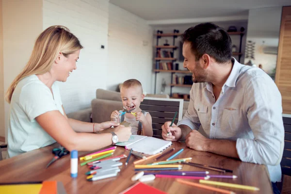 Mamá Papá Dibujando Con Hijo Están Divirtiendo Salón — Foto de Stock