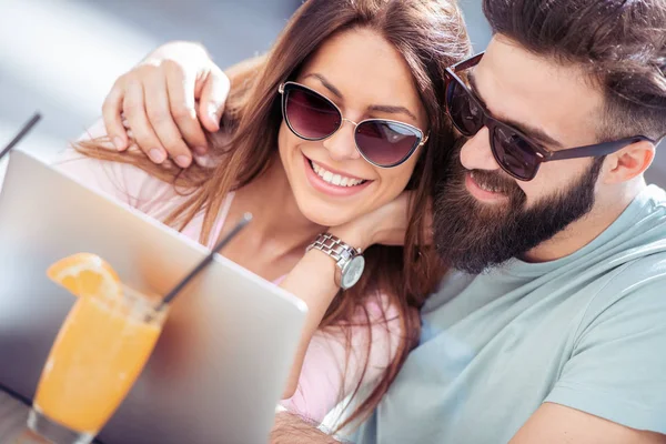 Hermosa Pareja Tomando Café Una Cita Divirtiéndose Juntos — Foto de Stock