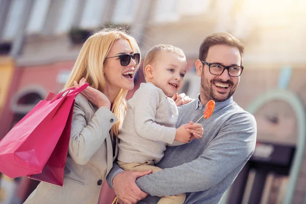 Familia Feliz Con Bolsas Compras Ciudad —  Fotos de Stock