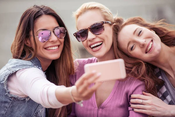 Amigos Levando Selfie Livre Pessoas Diversão Felicidade Estilo Vida Conceito — Fotografia de Stock