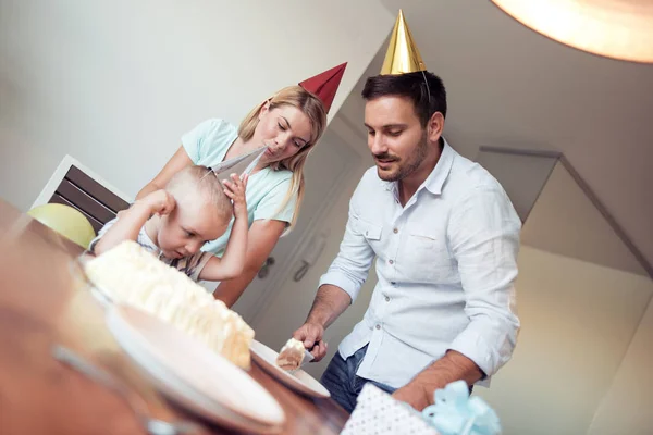 Famiglia Felice Che Festeggia Compleanno Insieme Casa — Foto Stock