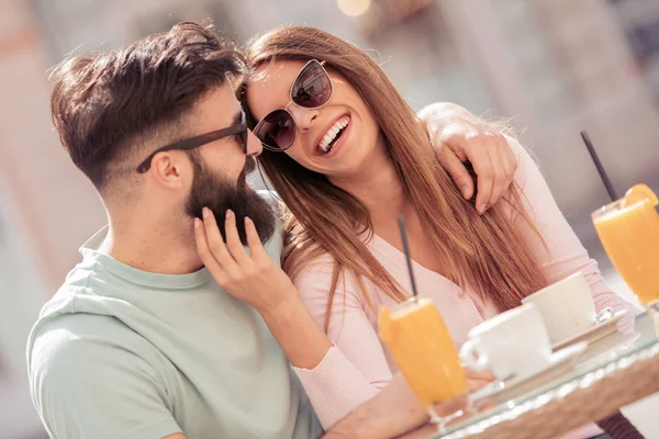 Smukt Par Der Drikker Kaffe Date Har Det Sjovt Sammen - Stock-foto