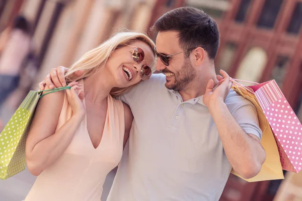 Portrait Couple Avec Des Sacs Provisions Dans Ville Vente Consumérisme — Photo