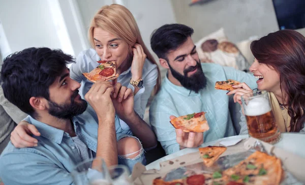 Neşeli grup arkadaşıyla birlikte evde eğlenmek, pizza yemek.