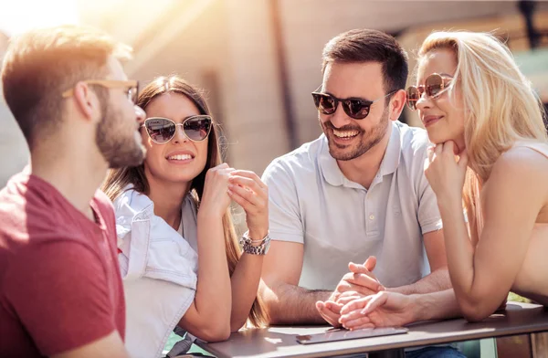 Amici Che Divertono Molto Nel Caffè Vacanze Concetto Turismo — Foto Stock