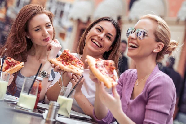 Três Meninas Alegres Comendo Pizza Café Livre Pessoas Comida Bebida — Fotografia de Stock