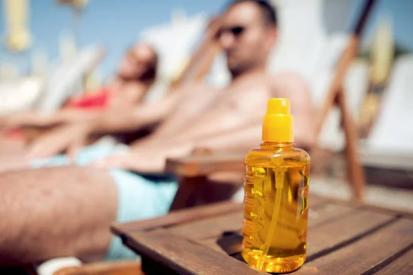 Bescherming Gezondheidszorg Jong Koppel Bikini Zijn Zonnen Sun Lotion Tafel — Stockfoto