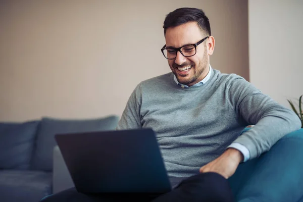 Fiatal Férfi Futó Kis Üzleti Home Office Működő Laptop — Stock Fotó