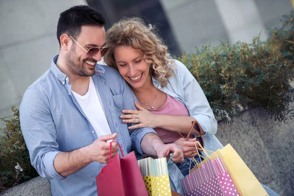 Portret Van Een Koppel Met Boodschappentassen Stad Verkoop Consumentisme Mensen — Stockfoto