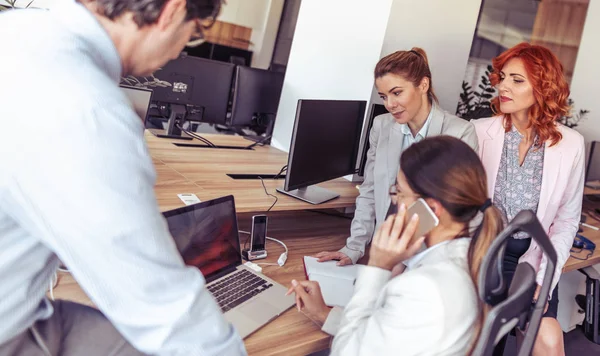 Grupo Gente Negocios Socios Negocios Discutiendo Documentos Ideas Reunión — Foto de Stock