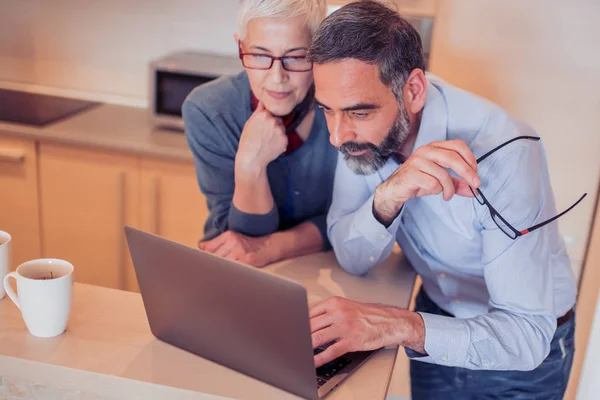 Äldre Par Titta Något Laptop Hemma — Stockfoto