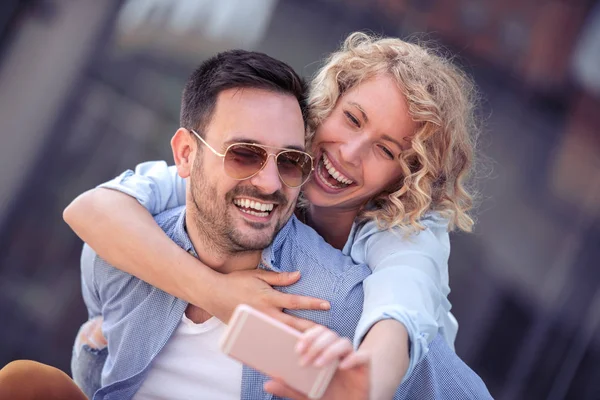 Gelukkige Jonge Paar Plezier Glimlachen — Stockfoto